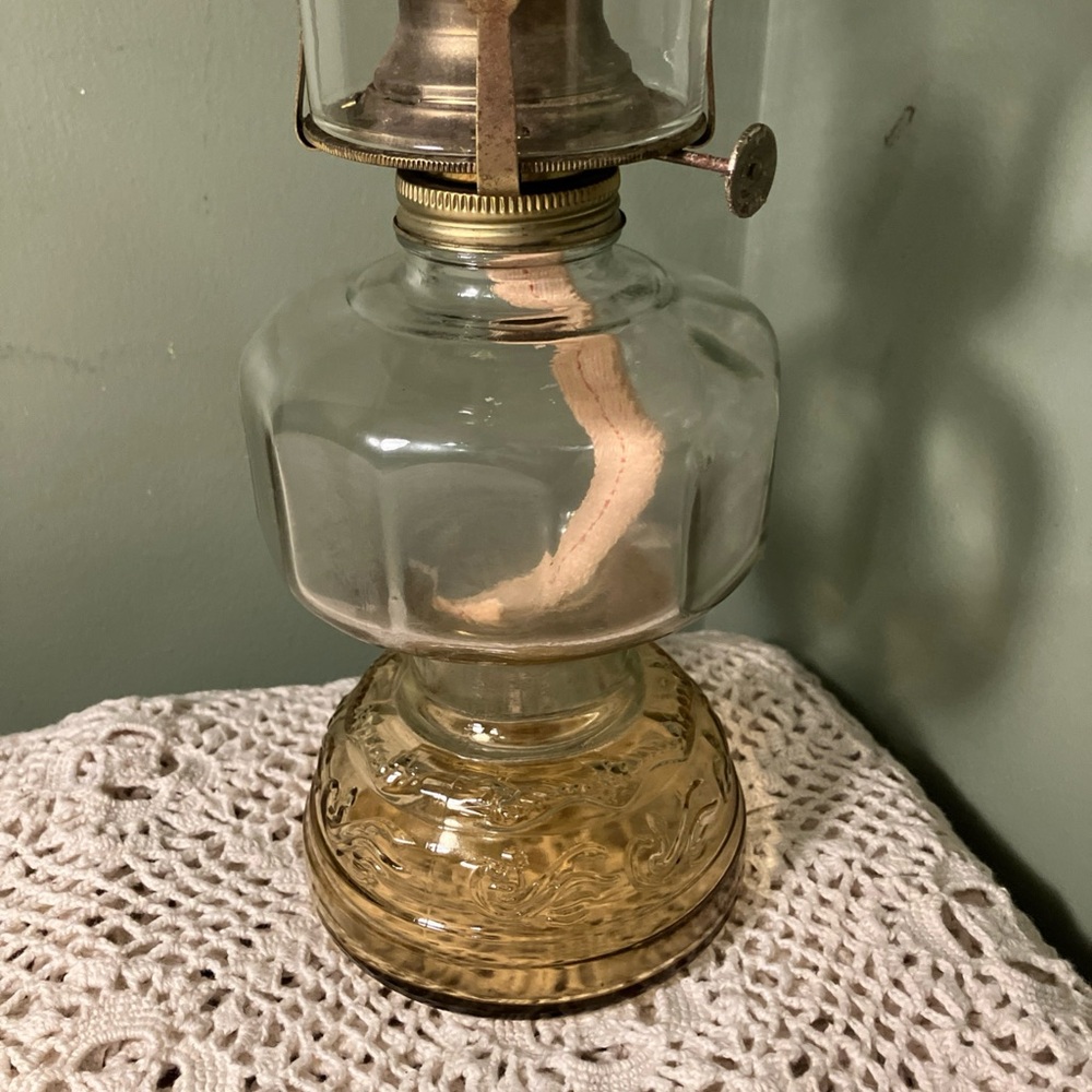 Vintage Pedestal Oil Lamp Clear Glass Chimney Made In Hong Kong 16” - Picture 4 of 9